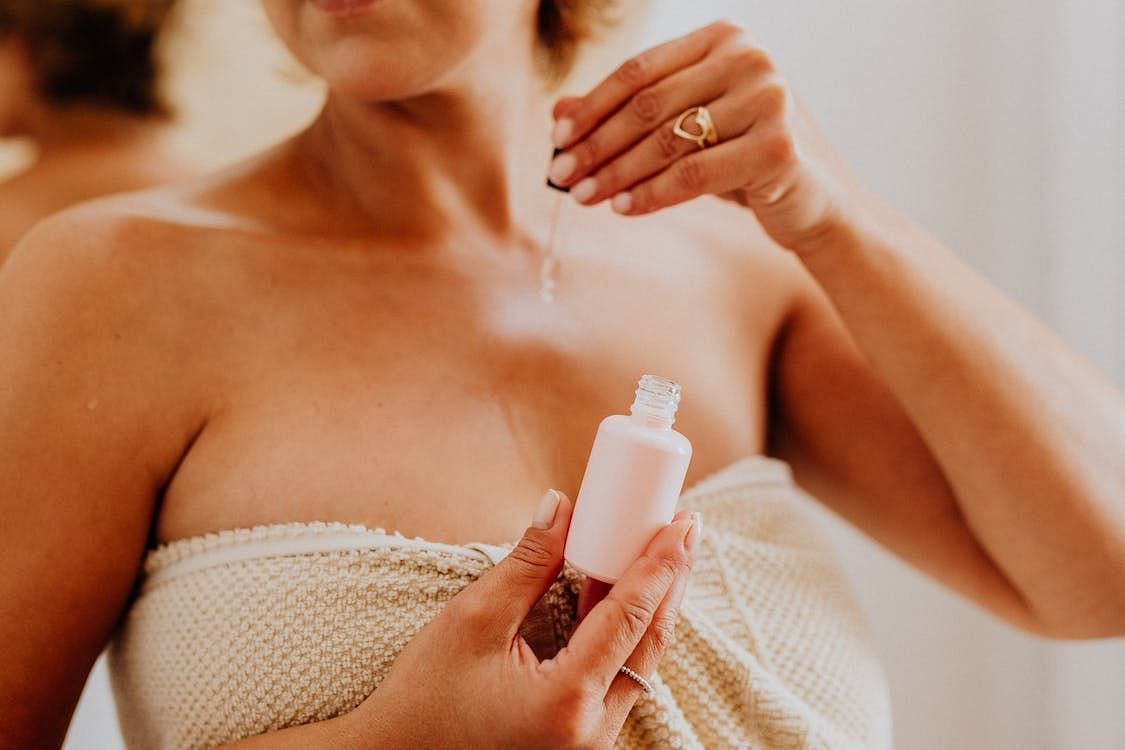 How to prevent ingrown hair: Salicylic acid (Image via Pexels/Karolina Grabowska)